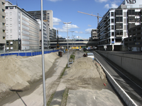 905973 Gezicht op het tijdelijk volstorten met zand van het toekomstige tracé van de opnieuw uit te graven ...